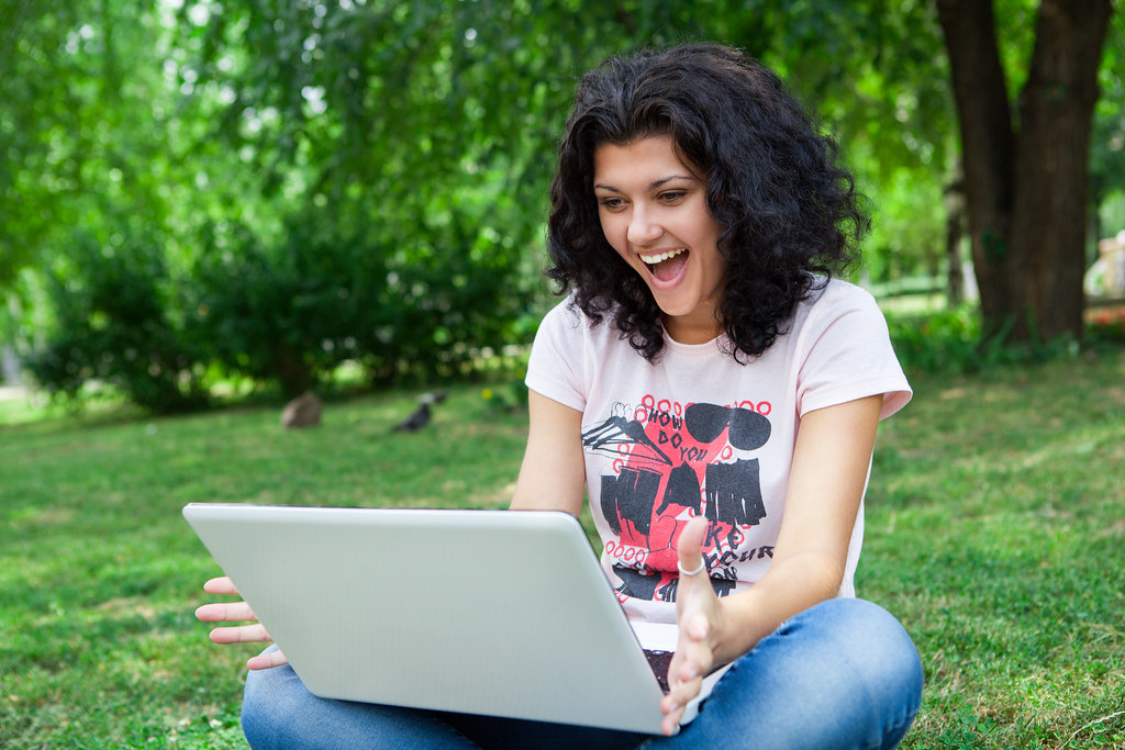 Alumna estudiando el teórico con el portátil
