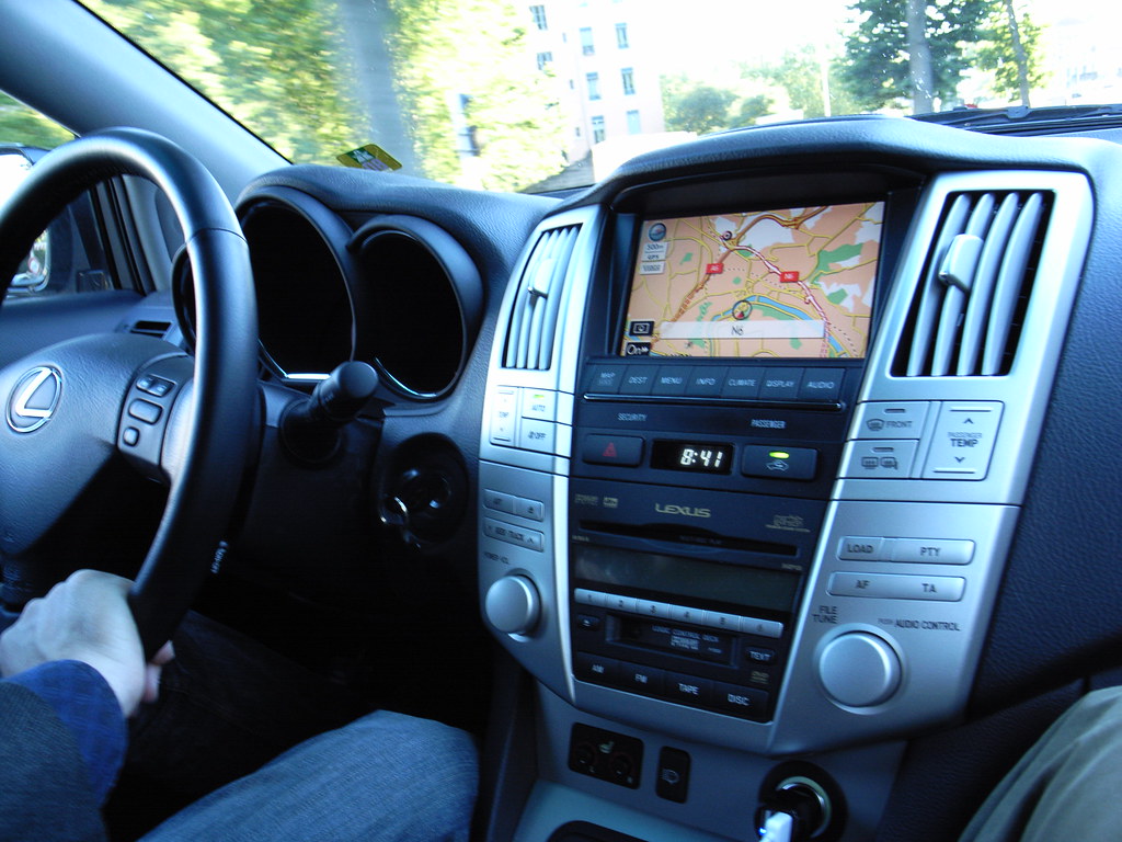Interior de un coche con el volante y el salpicadero