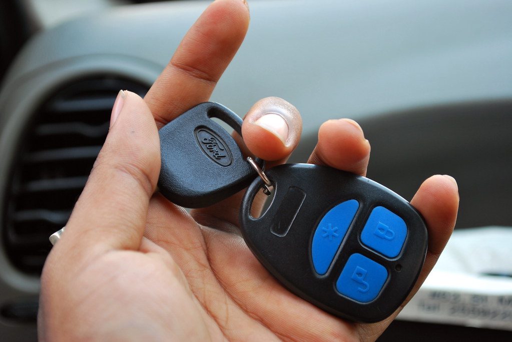 Mano sosteniendo la llave de un coche