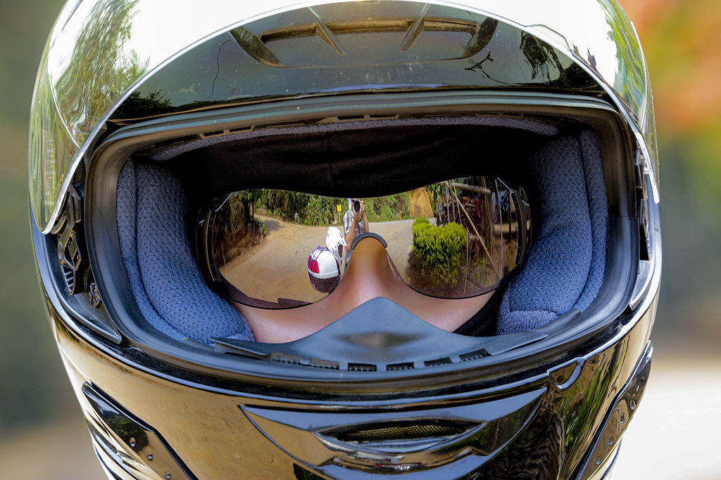 Motorista con casco integral