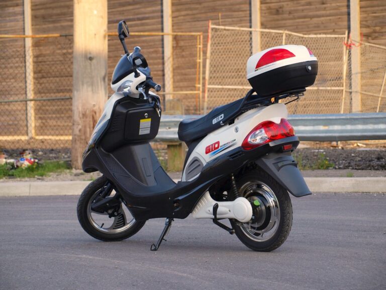 Scooter aparcada en la calle